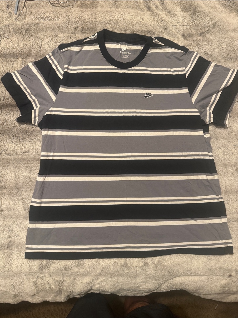 Nike Men’s Gray & Black Striped Crew Neck T-Shirt